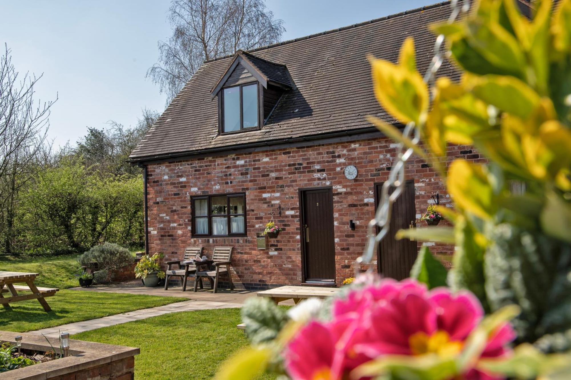 Denstone Charlie'S Cottage With Alpacas And 7Mins Drive To Alton Towers מראה חיצוני תמונה