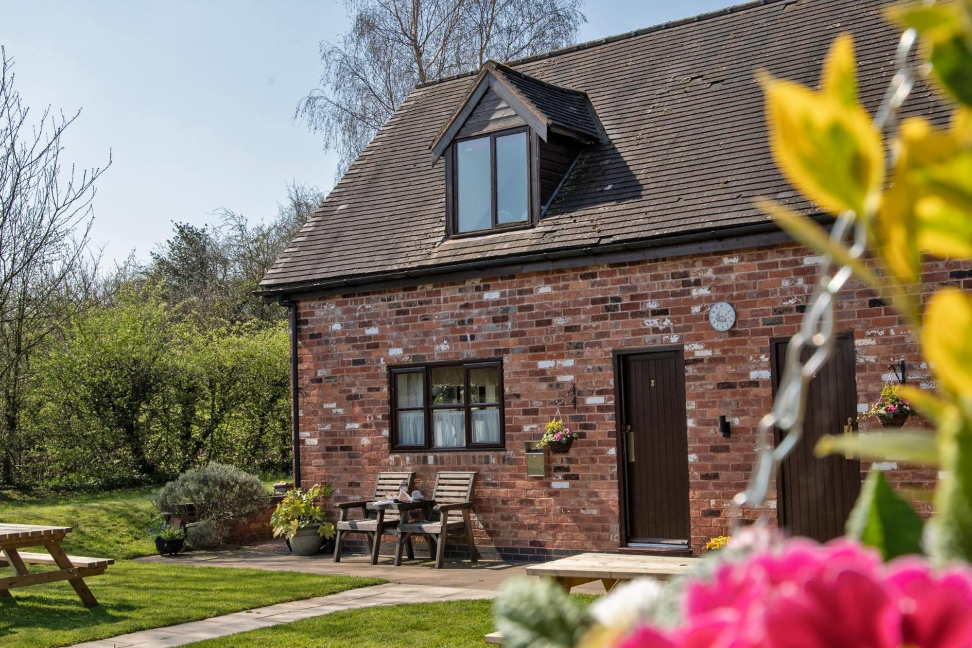 Denstone Charlie'S Cottage With Alpacas And 7Mins Drive To Alton Towers מראה חיצוני תמונה